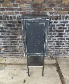 zwart houten kastje op metalen onderstel