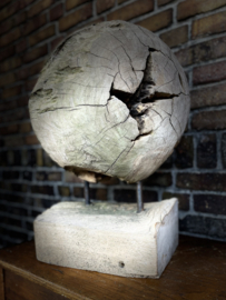 teak houten bal op metalen standaard