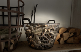 metalen mand met handvat