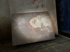 rood metalen platte kist
