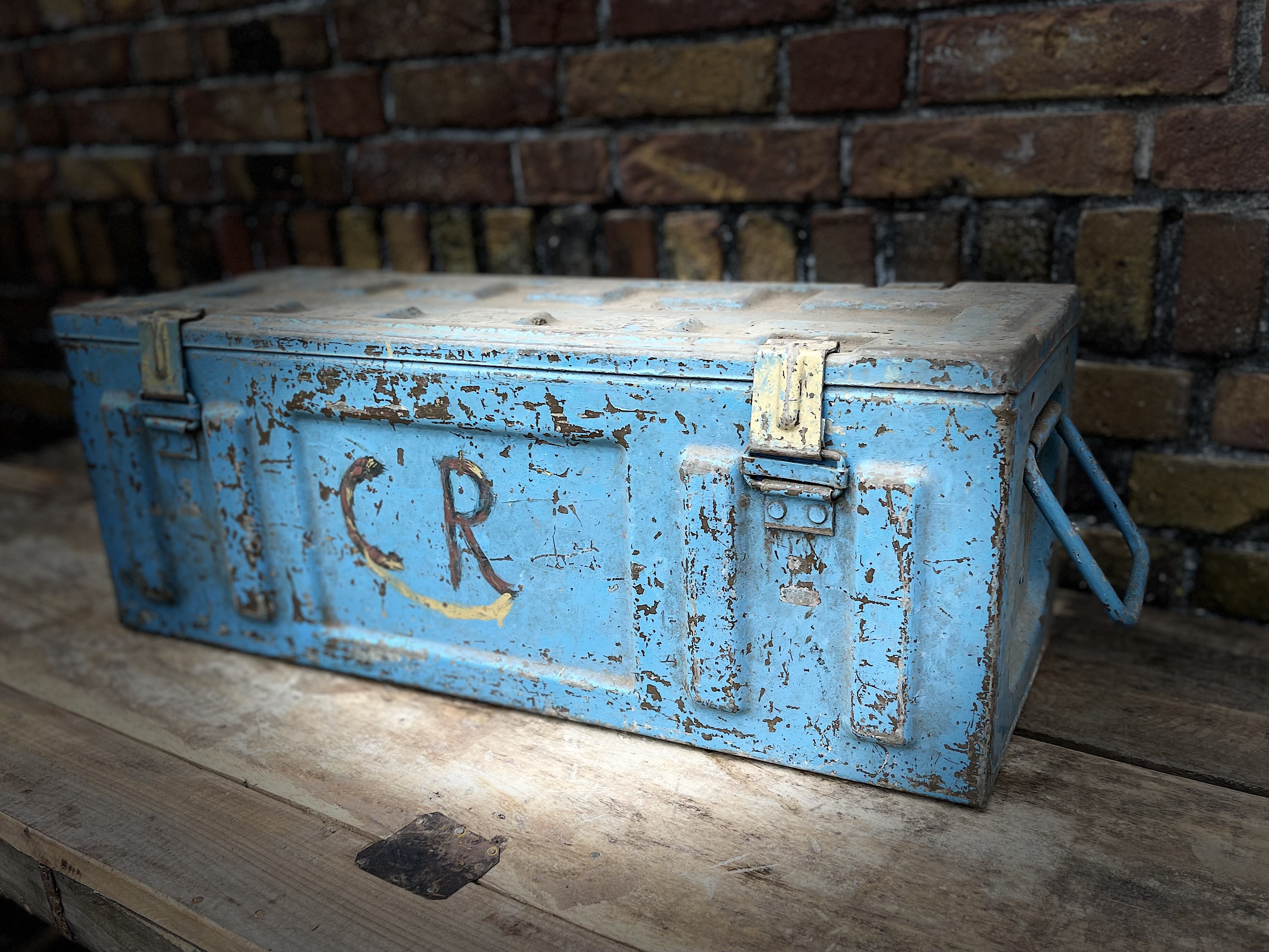 metalen kist blauw