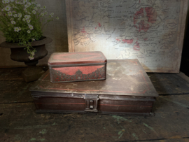 rood metalen sigarenkistje