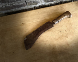 metalen hakmes met houten handvat