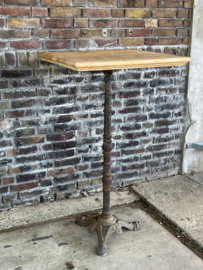 tafel met houten blad en metalen poot - hoog