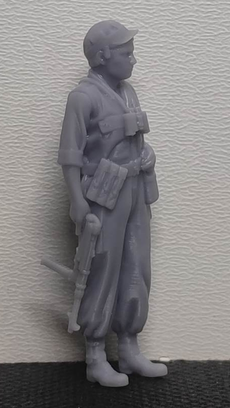 F-DEI28 Dutch soldoer with MP40