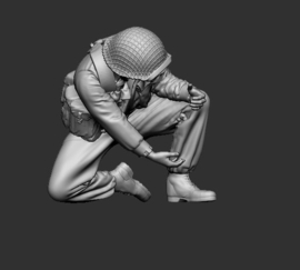 F-alk55 81mm assistent gunner (giving Ammunition)