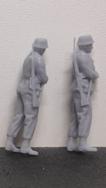 F-CC26 leaning with rifle