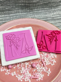 M stamp met bloemen