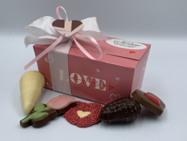 Roze LOVE doosje 200, 300 of 400 gram vanaf