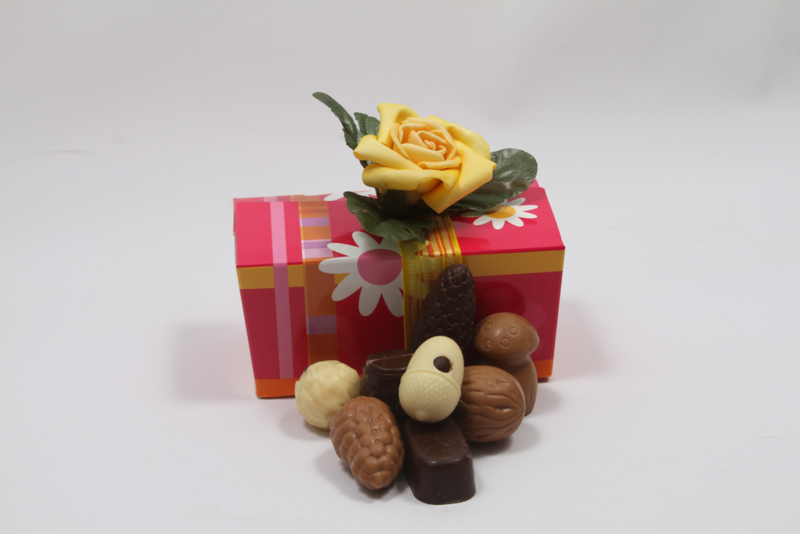 Roze bloemen doos met 350 gram luxe bonbons