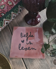 TEGELTJE LIEFDE IS LEVEN