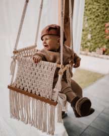 Baby schommel. Macrame swing.