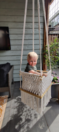 Baby schommel. Macrame swing.