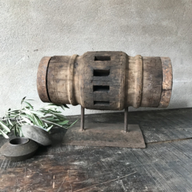 Oud houten wiel as op statief