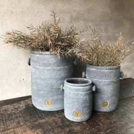 Stoere grijze pot met knopjes (links)