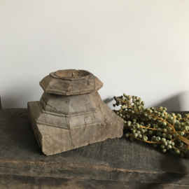 Oude houten kaarsenhouder