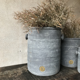 Stoere grijze pot met knopjes (links)