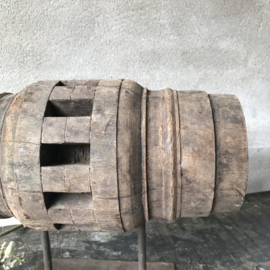 Oud houten wiel as op statief