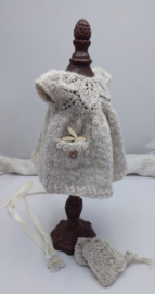 PDF Breipatroon, jurkje met bladmotief en slofjes