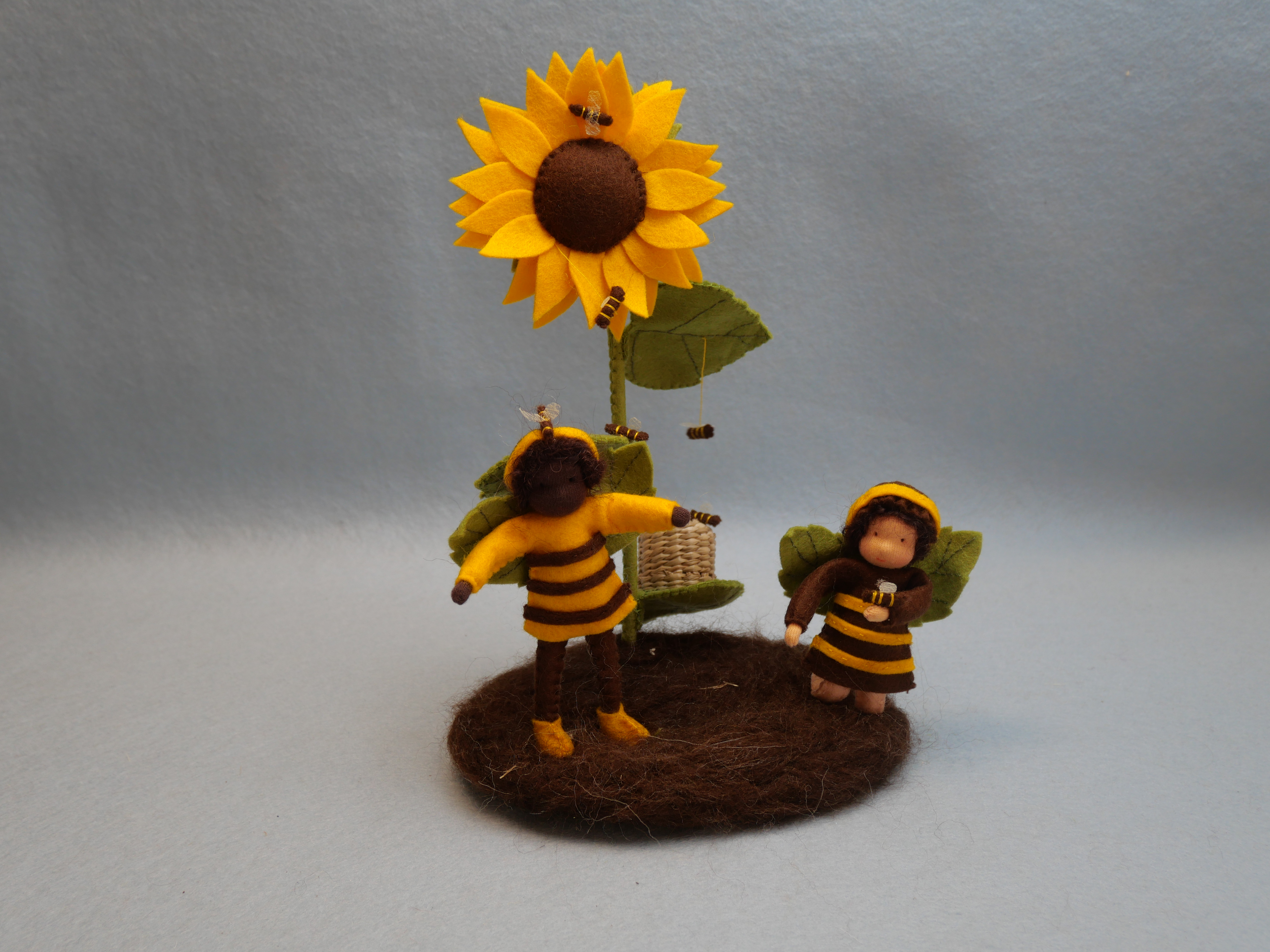 Beijenkorf met twee kinderen en zonnebloem