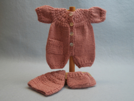 Broekpak, muts en slofjes 30cm
