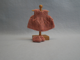 Jurkje met bladmotief en slofjes 20 cm