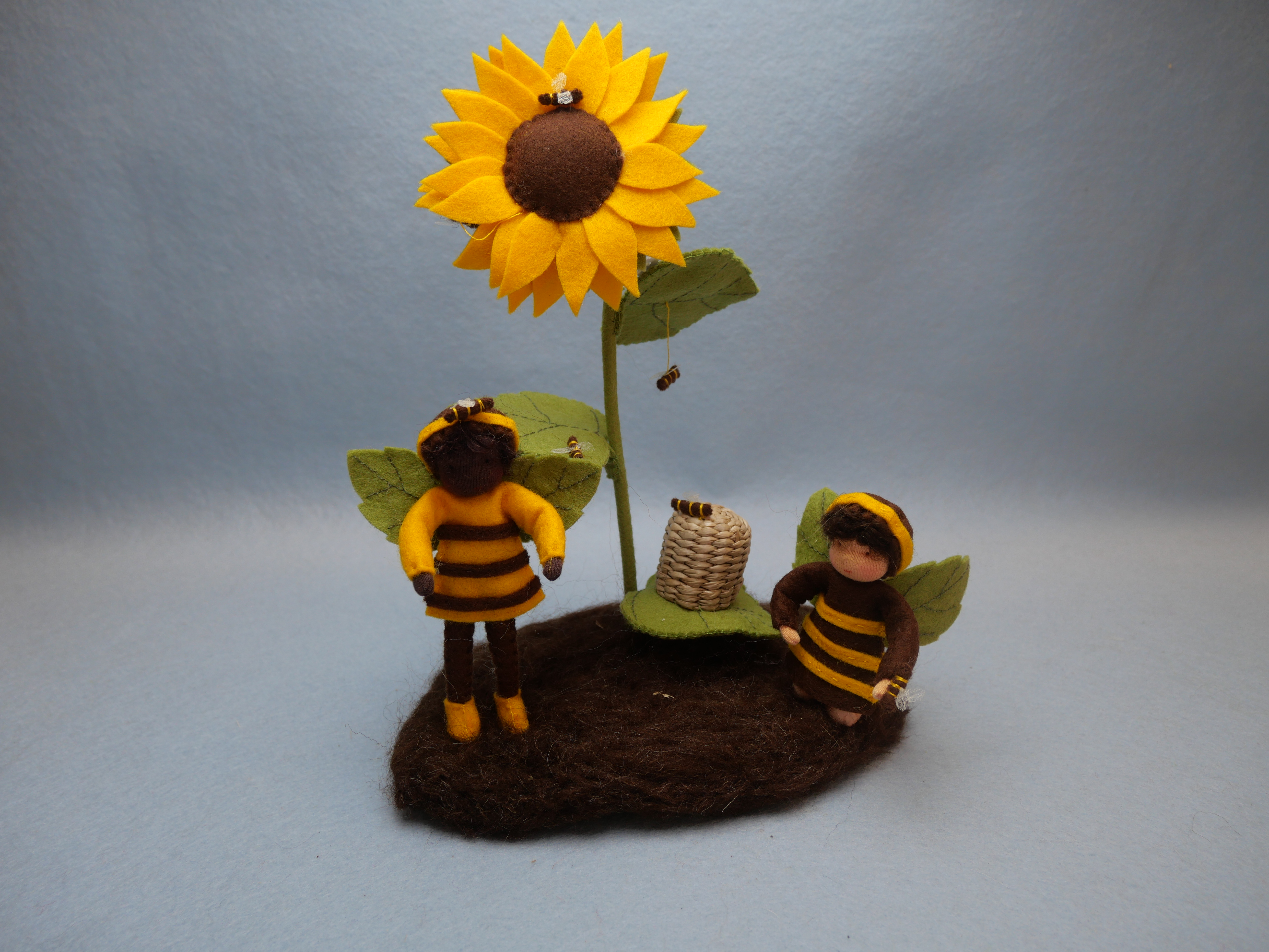 Beijenkorf met twee kinderen en zonnebloem