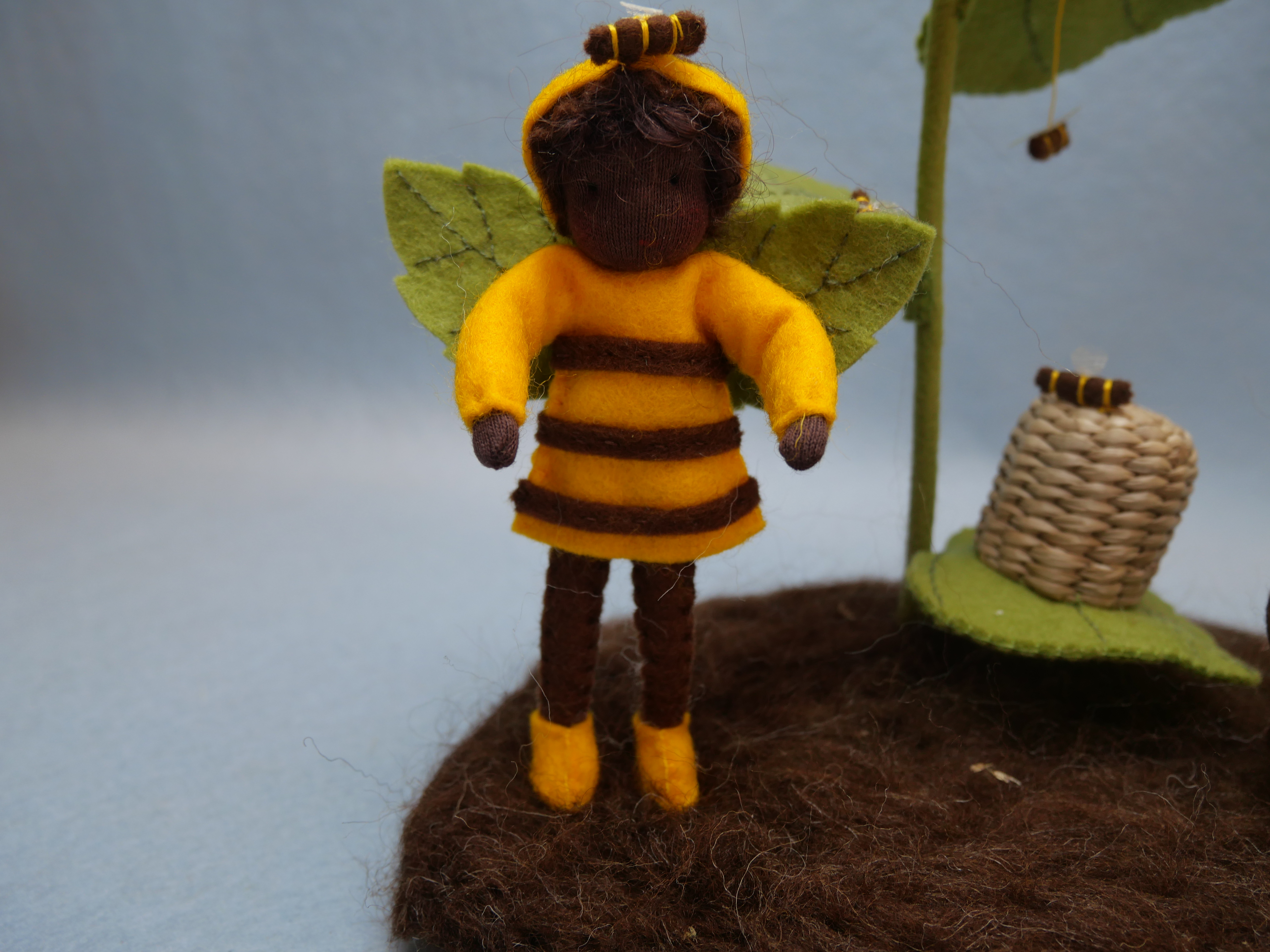 Beijenkorf met twee kinderen en zonnebloem