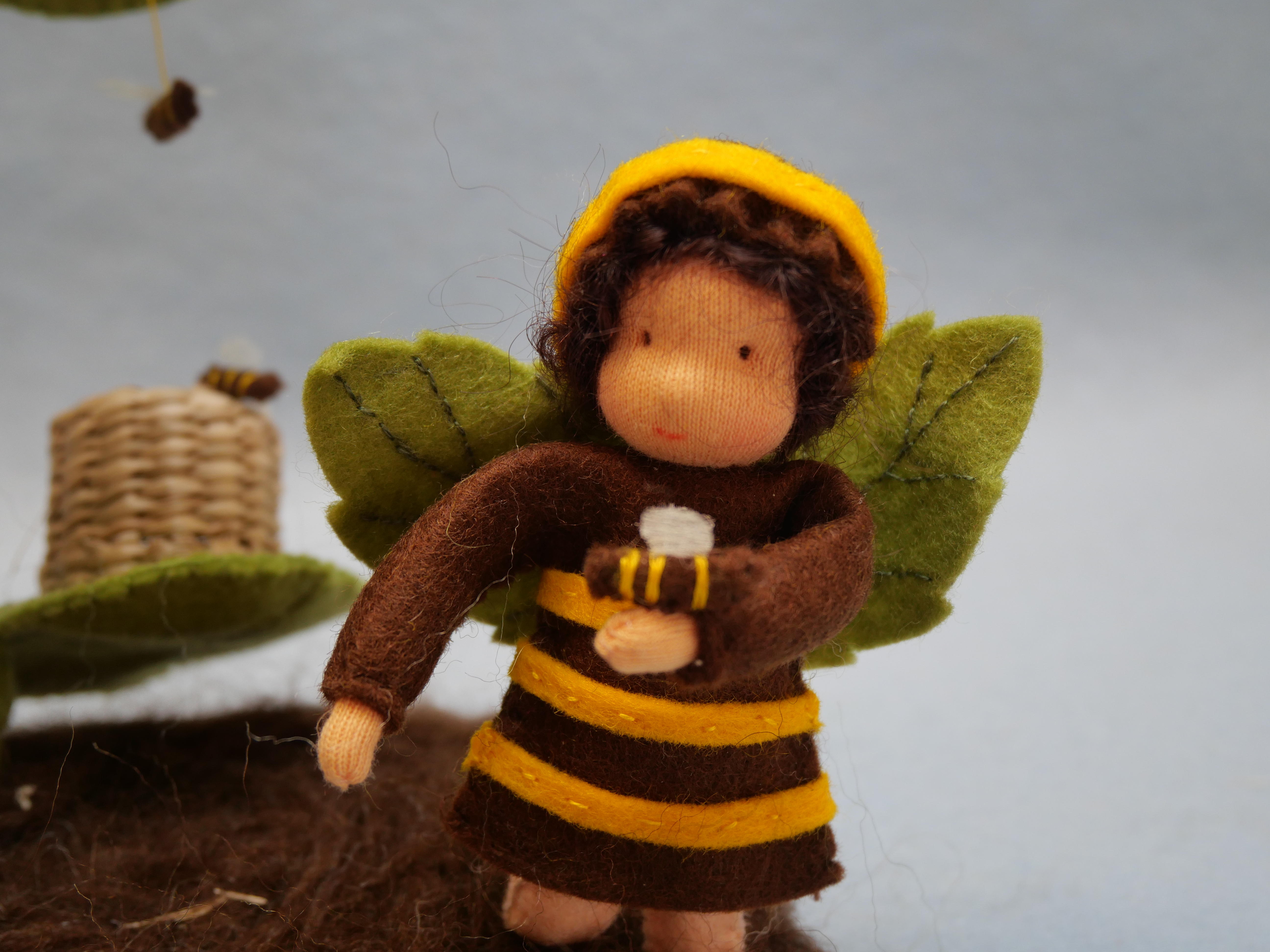 Beijenkorf met twee kinderen en zonnebloem