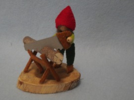 Houtenhakker kabouter met zaagbok