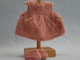 Jurkje met bladmotief en slofjes 20 cm