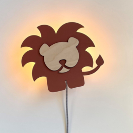 Wandlamp Leeuw | Verslingerd aan hout