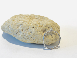 Fijne ring met witte steen