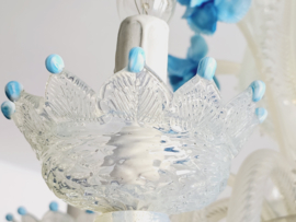 Design Murano kroonluchter met blauwe glazen bloemen en melkglazen bladeren,groot model .