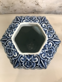 Delfts blauw pot met een leeuw op de deksel.