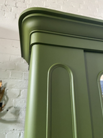 Vintage kast little Greene groen kledingkast met spiegel.