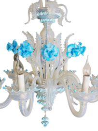 Design Murano kroonluchter met blauwe glazen bloemen en melkglazen bladeren,groot model .