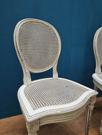 Orginele Franse Louis XVI-stijl medaillon stoelen met webbing zitting.