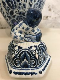 Delfts blauw pot met een leeuw op de deksel.