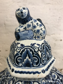 Delfts blauw pot met een leeuw op de deksel.