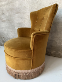 Boudoir stoel, fauteuil kleur velvet geel.