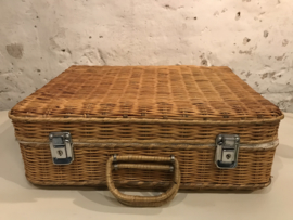 Vintage Franse rotan picknickmand met rood/wit ruitje.