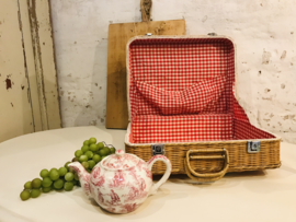 Vintage Franse rotan picknickmand met rood/wit ruitje.