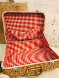Vintage Franse rotan picknickmand met rood/wit ruitje.