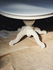 Prachtige Biedermeier ronde tafel lichtblauw met witte tafelpoot.