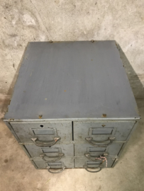 Industriële filing cabinet.