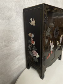 Vintage Chinees kastje zwart met versiering van speksteen.