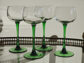 Vintage set van 4 wijnglazen met groene voet van Luminarc France.
