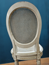 Orginele Franse Louis XVI-stijl medaillon stoelen met webbing zitting.