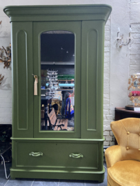 Vintage kast little Greene groen kledingkast met spiegel.